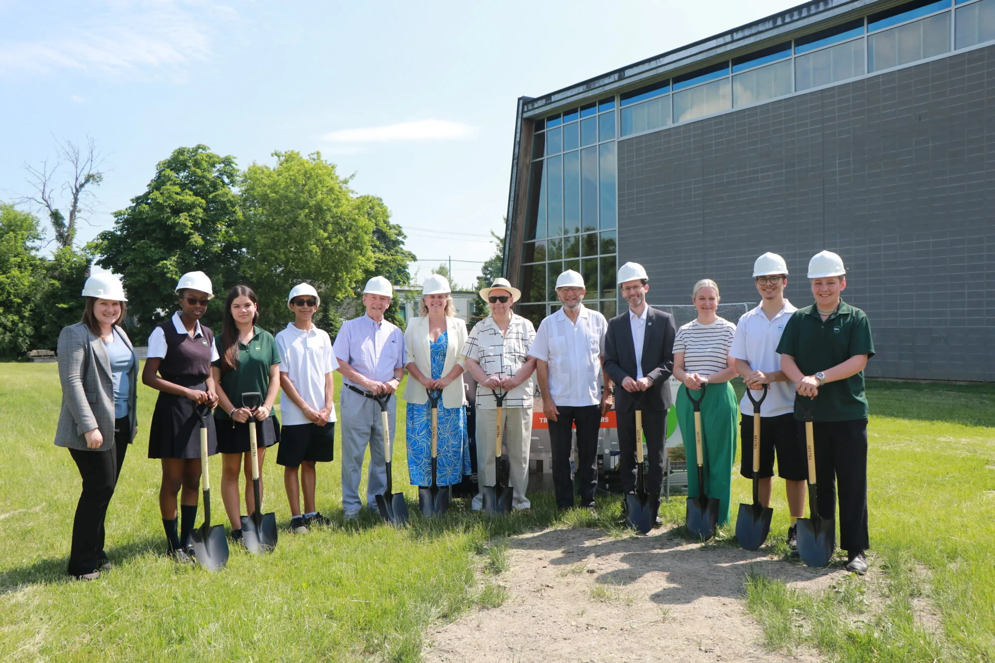 Pelletée de terre pour le projet d’agrandissement du Collège Notre-Dame-de-Lourdes