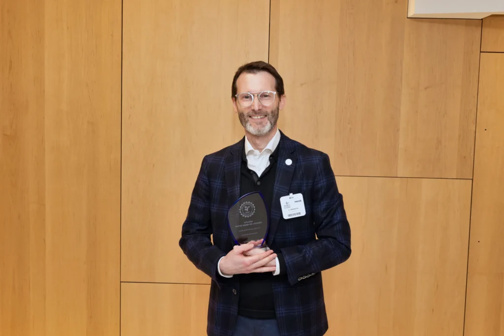 M. Choquette, directeur général du Collège NDL, tenant le Prix de l'Innovation.