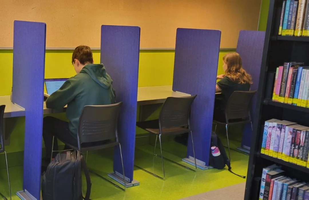 Panneaux de séparation acoustique pour la bibliothèque